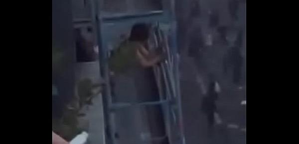 Mulher fudendo na sacada do prédio enquanto franceses manifestam